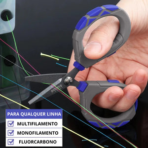 Uma mão segurando a Tesoura de Pesca Booms Trimmer e cortando quatro linhas