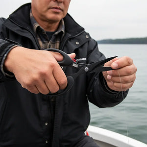 Um pescador cortando uma linha multifilamento com a Tesoura de Pesca Marine Precision