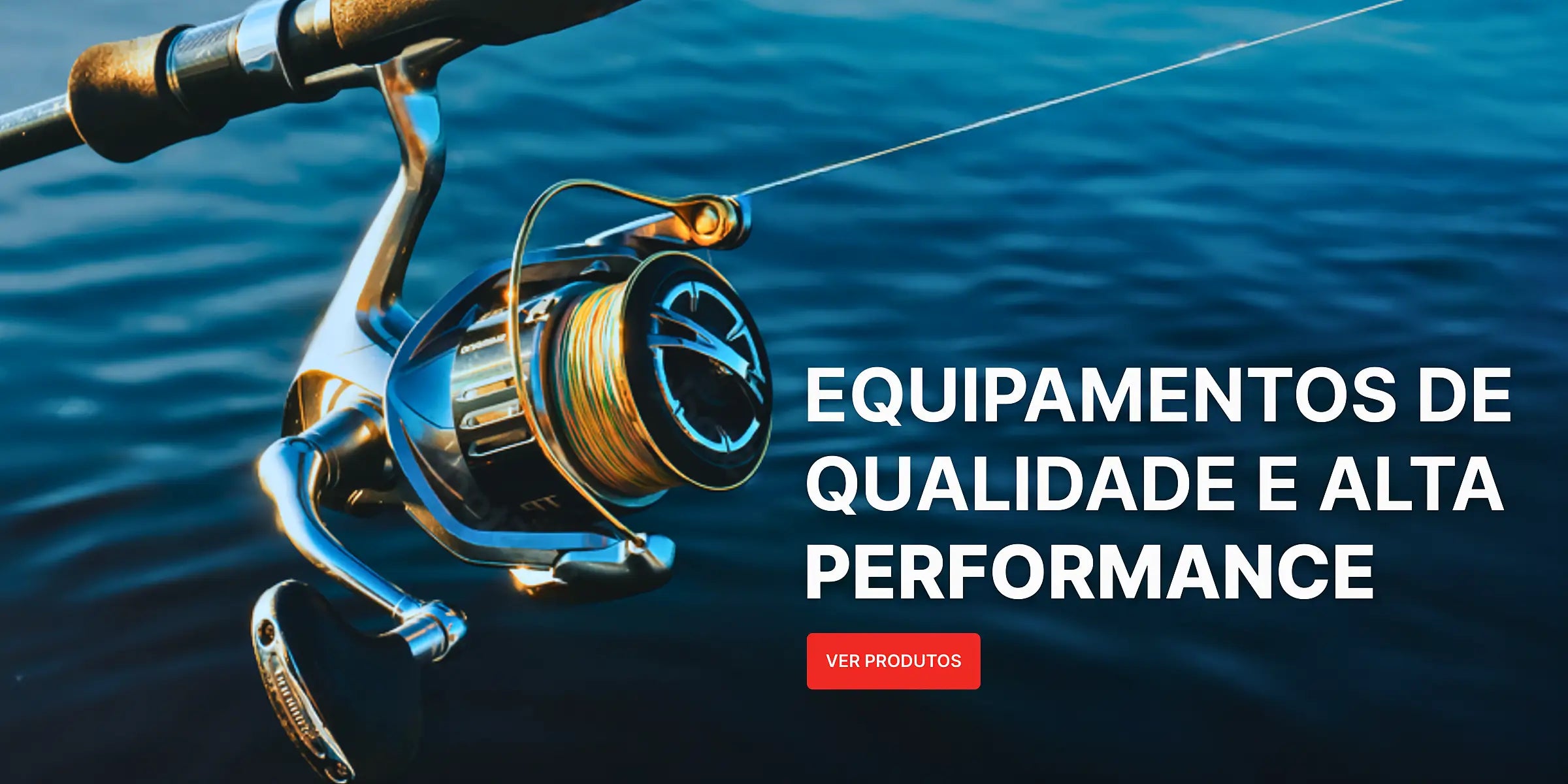 Pescador pescando na beira do mar com uma vara de pescar e Shimano molinete, usando uma linha multifilamento e uma linha fluorcarbono.