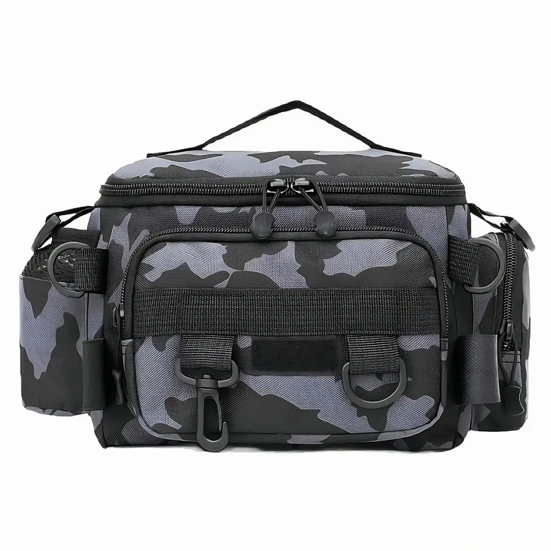 Uma bolsa de pesca vista de frente, ela possui vários compartimentos e tem uma estampa camuflada cinza