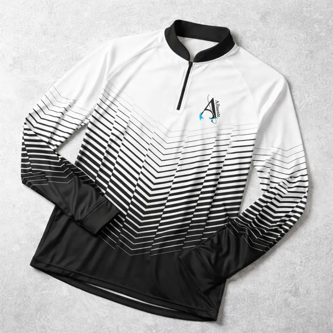Camisa de pesca esportiva branca com estampa preta em cima de uma mesa