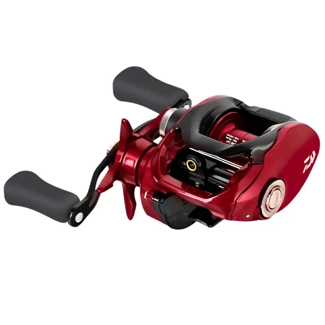 Carretilha Daiwa na cor vermelha e preta mostrada de lado, com seu carretel e sua estrela da fricção em foco