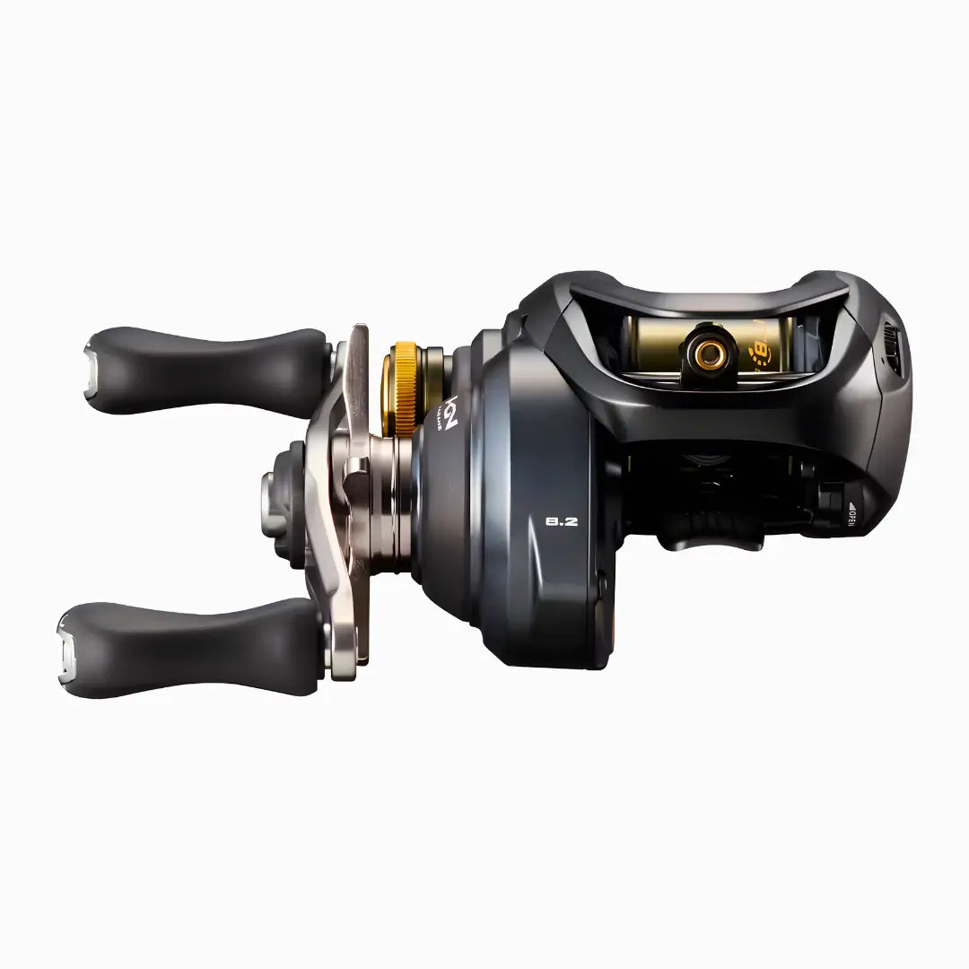 Uma carretilha da Shimano mostrada de frente, com seu guia de linha e sua manivela em destaque