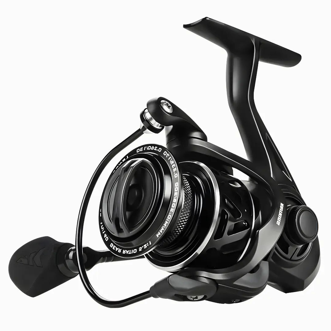 Um molinete de pesca mostrado de lado, ele tem a cor preta e está com seu carretel e rotor em foco