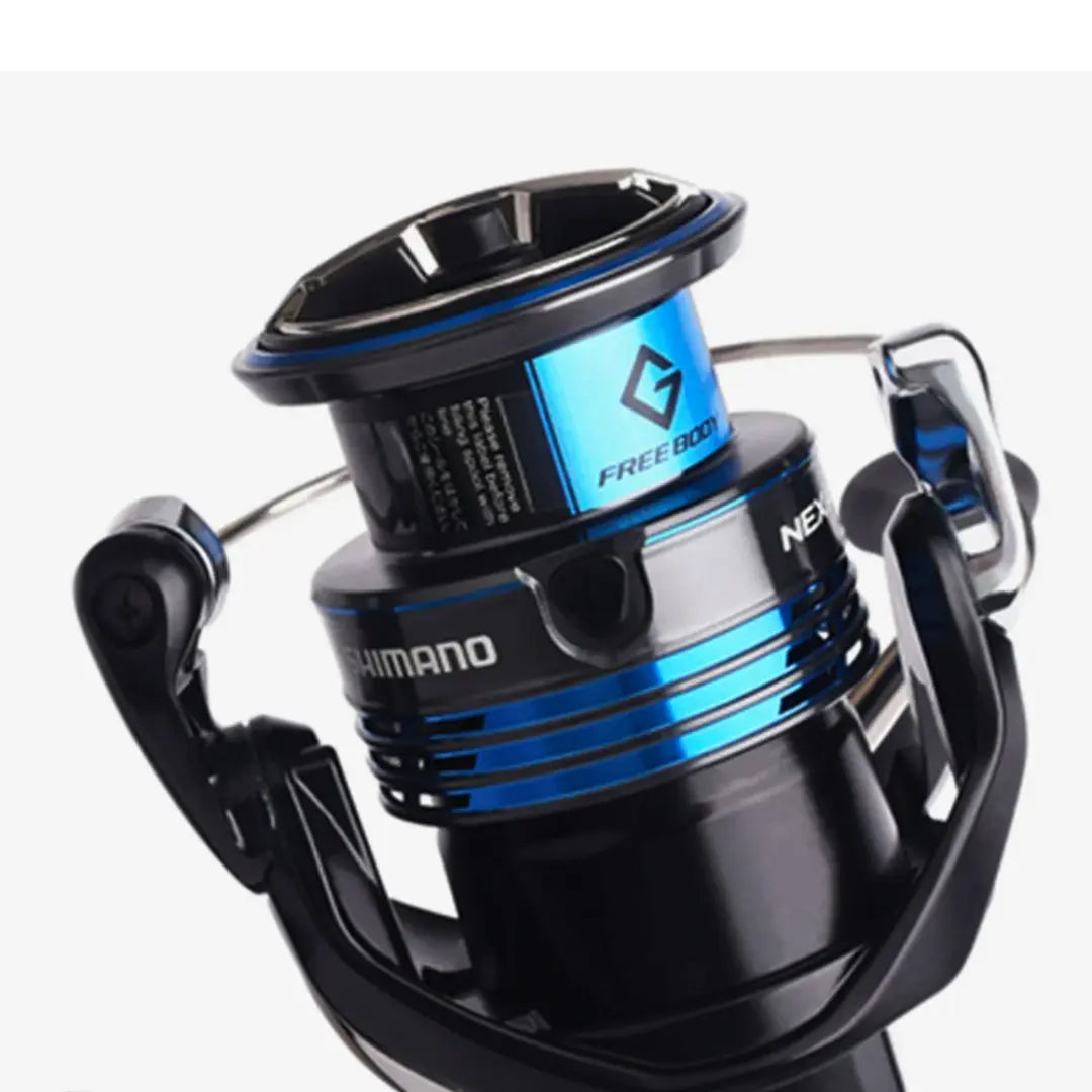 Um molinete da shimano em foco, com seu carretel e seu rotor em destaque