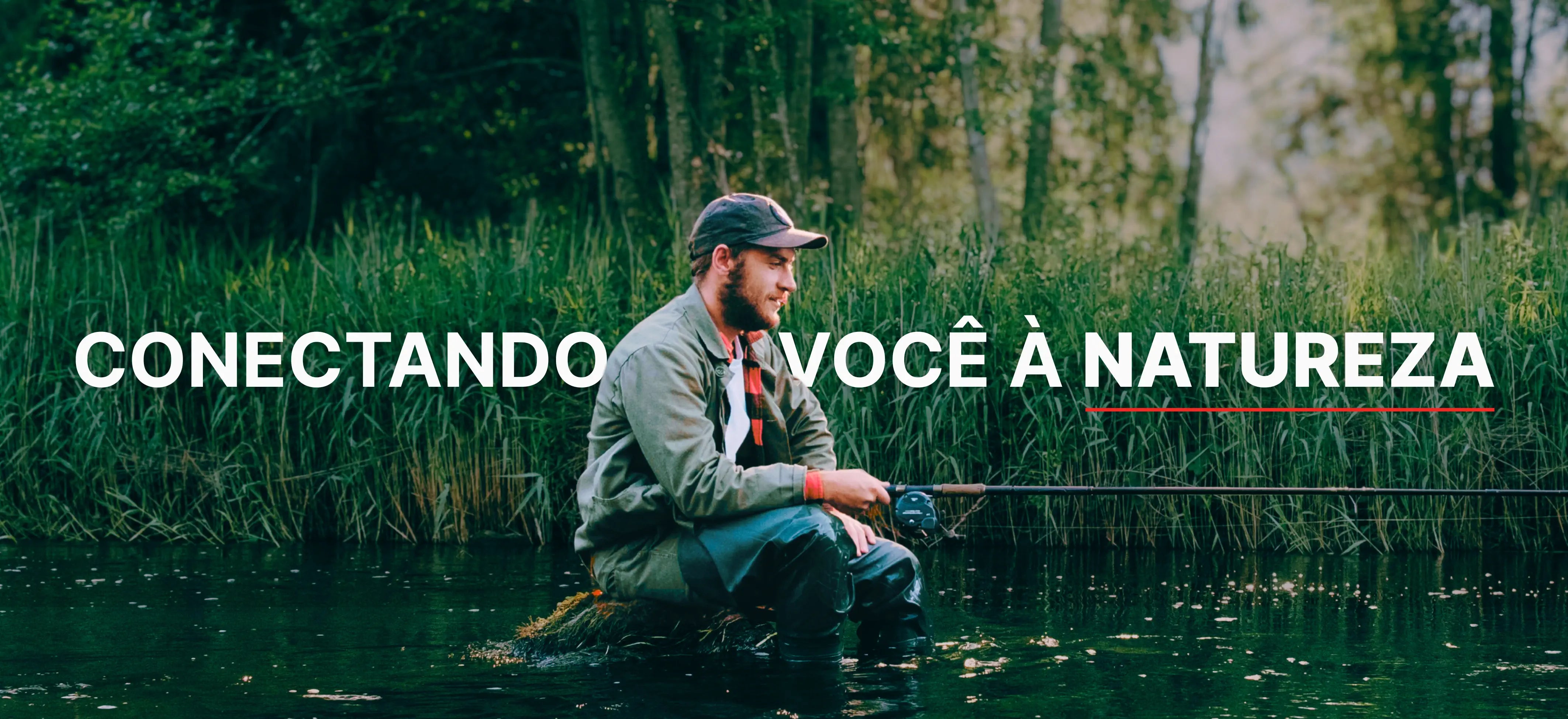 Pescador sentado em uma pedra no rio pescando com uma vara de pescar e molinete.