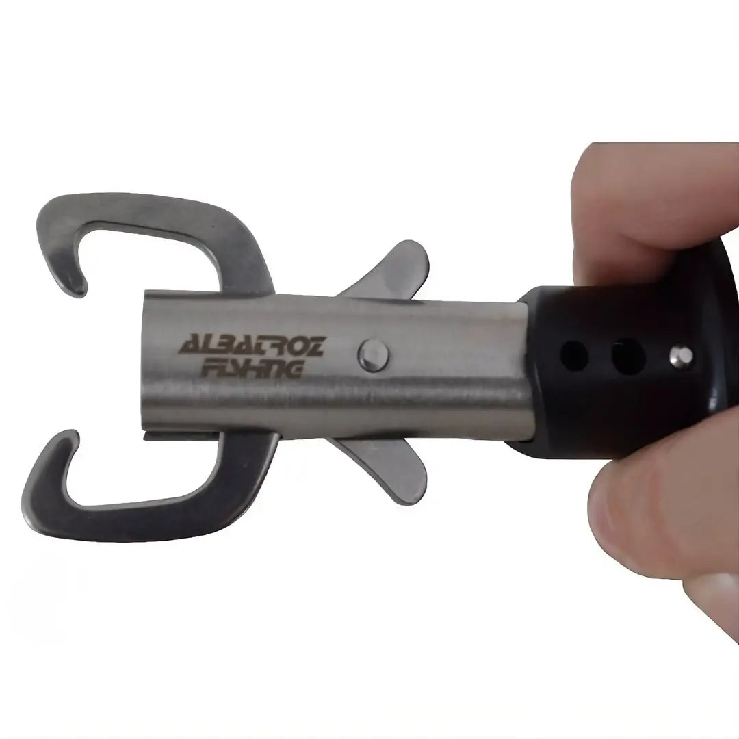 Uma mão puxando o gatilho do Alicate de Contenção Albatroz Claw e suas pinças abertas, com o nome Albatroz Fishing amostra