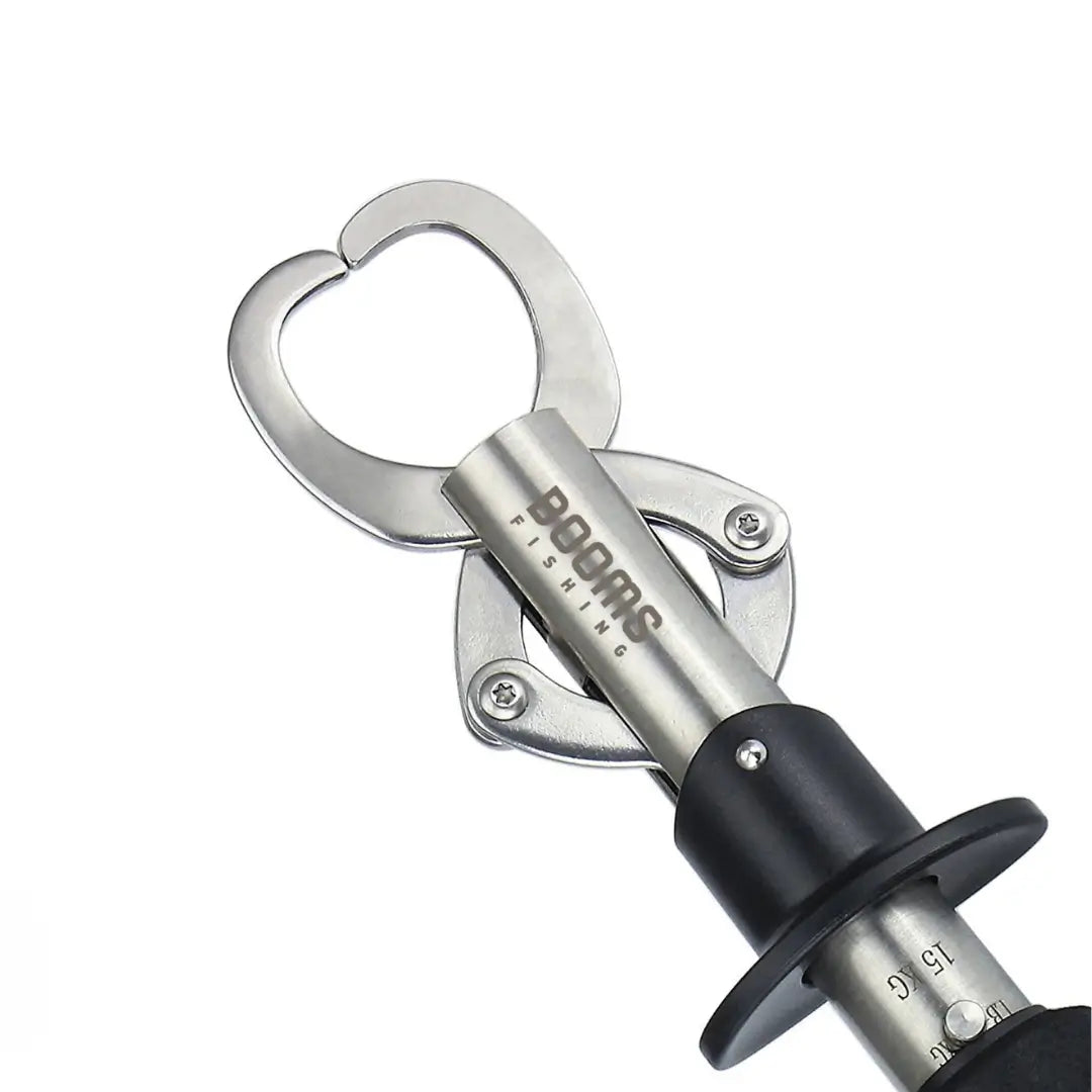 Pinças do Alicate de Contenção Booms Gripper em foco, viradas para a esquerda e mostrando sua cor prateada e seus parafusos, logo abaixo aparece sua balança