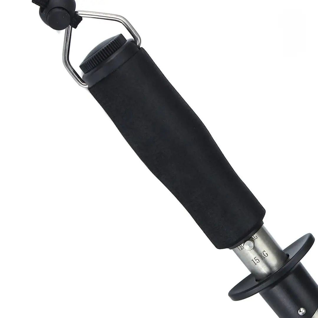 O Cabo em EVA do Alicate de Contenção Booms Gripper no centro em foco, com sua balança logo abaixo