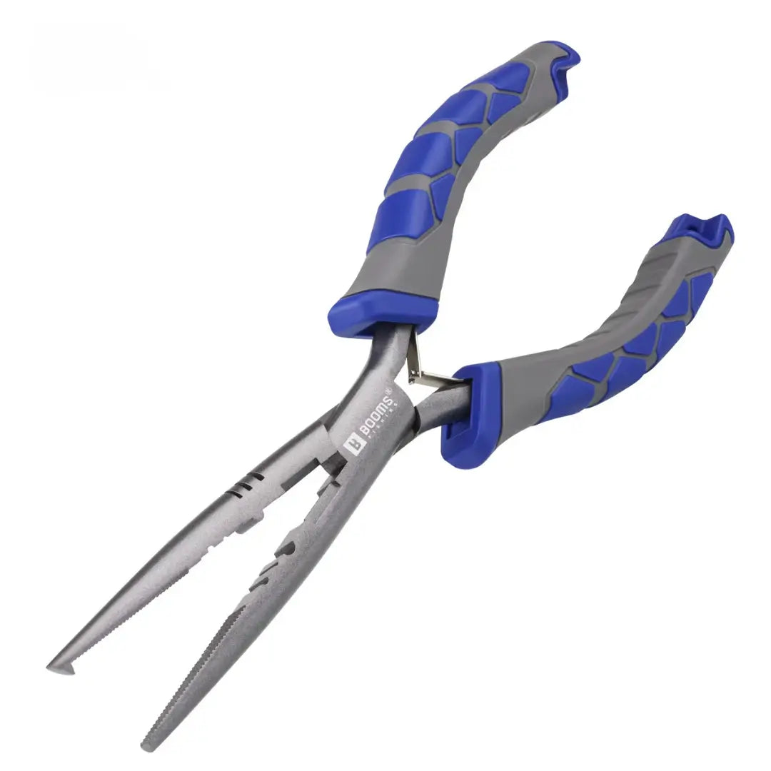 Alicate de Pesca Bico Longo Booms Carbon com seu cabo azul e cinza, e sua ponta virada para baixo e para a esquerda