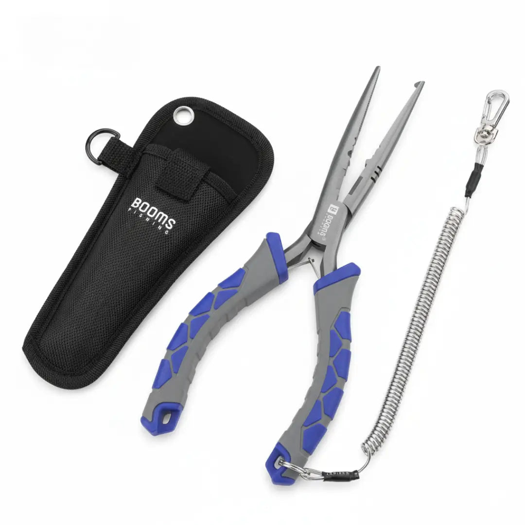 Alicate de Pesca Bico Longo Booms Carbon no centro, com sua bainha preta à esquerda e seu cordão à direita