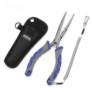 Alicate de Pesca Bico Longo Booms Carbon no centro, com sua bainha preta à esquerda e seu cordão à direita