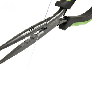 Alicate de pesca bico longo booms carbon verde cortando uma linha de pesca cinza