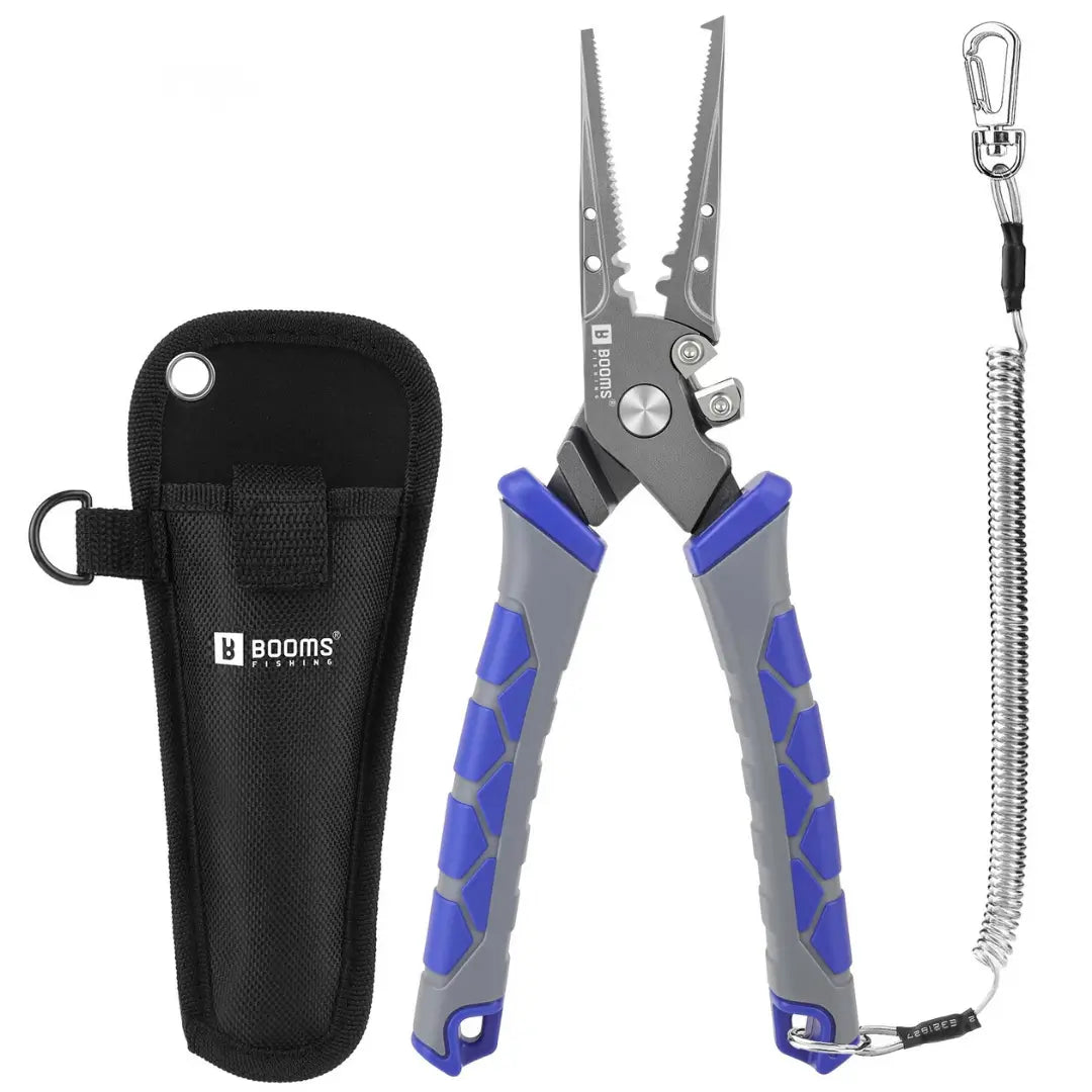 Alicate de Pesca Multifunções Booms no centro, com sua bainha preta à esquerda e seu cordão de segurança à direita