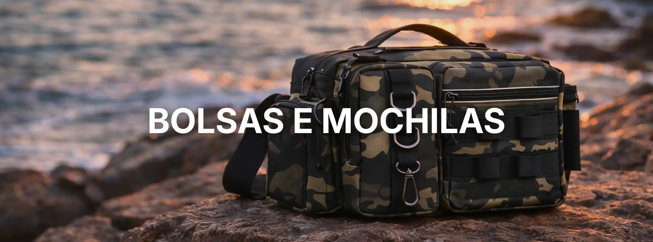 Um banner com a escrita "Bolsas e Mochilas", ao fundo tem a imagem de uma bolsa de pesca camuflada, em cima de uma pedra na costeira de um mar