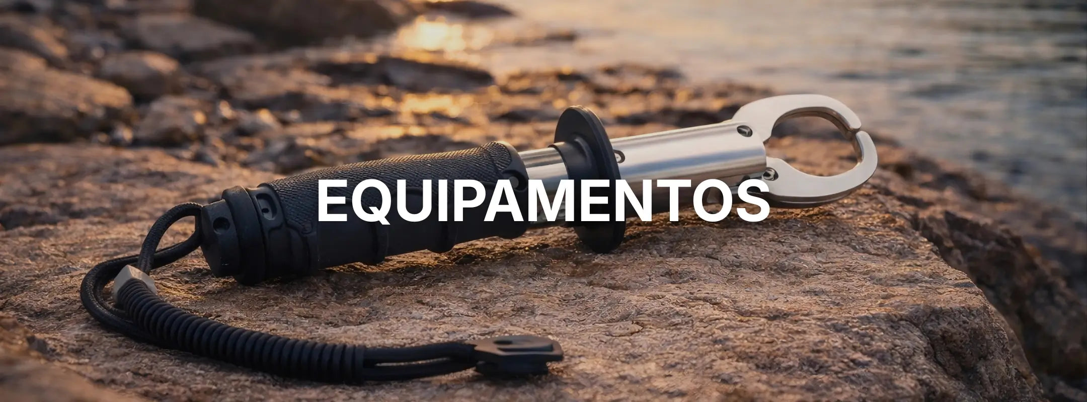 Um banner com a escrita "Equipamentos", ao fundo tem a imagem de um alicate de contenção em cima de uma pedra na frente de um rio