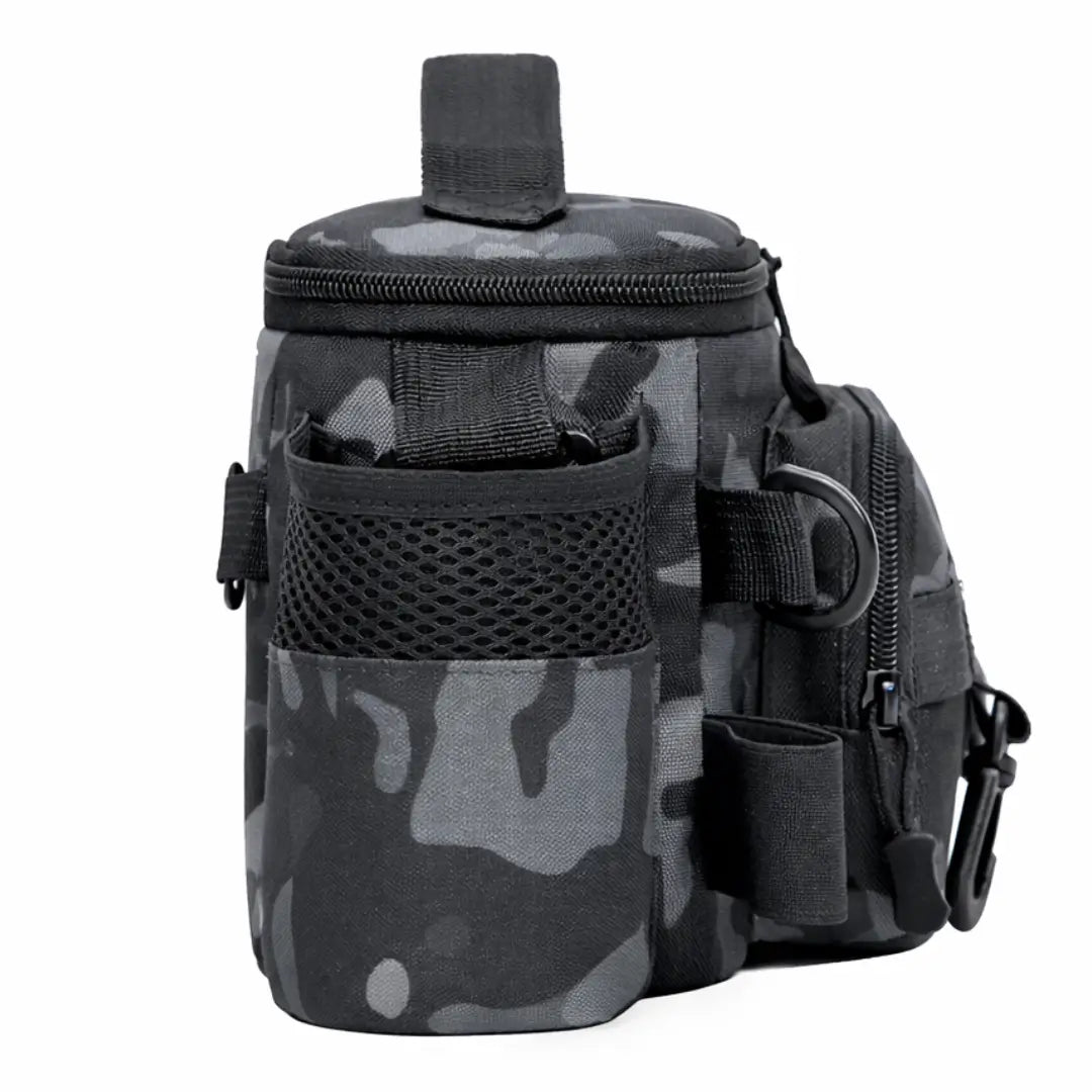 A Bolsa de Pesca Zanter Compact mostrada de lado com seu bolso lateral destinado para garrafas de água em foco