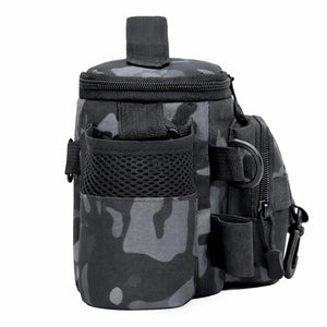 A Bolsa de Pesca Zanter Compact mostrada de lado com seu bolso lateral destinado para garrafas de água em foco