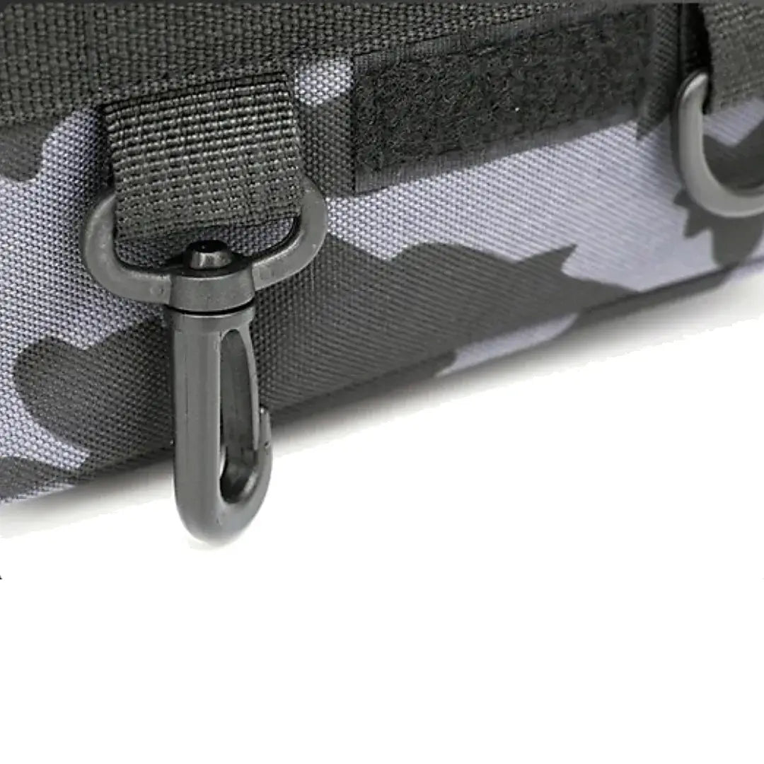 O gancho de prender ferramentas e acessórios da Bolsa de Pesca Zanter Compact em destaque