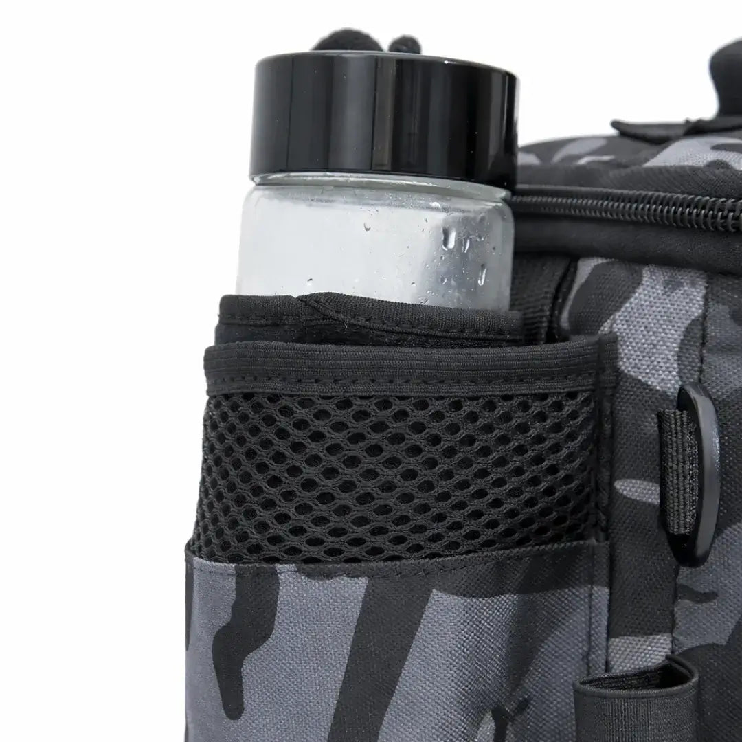Uma garrafa de água dentro do bolso lateral da Bolsa de Pesca Zanter Compact