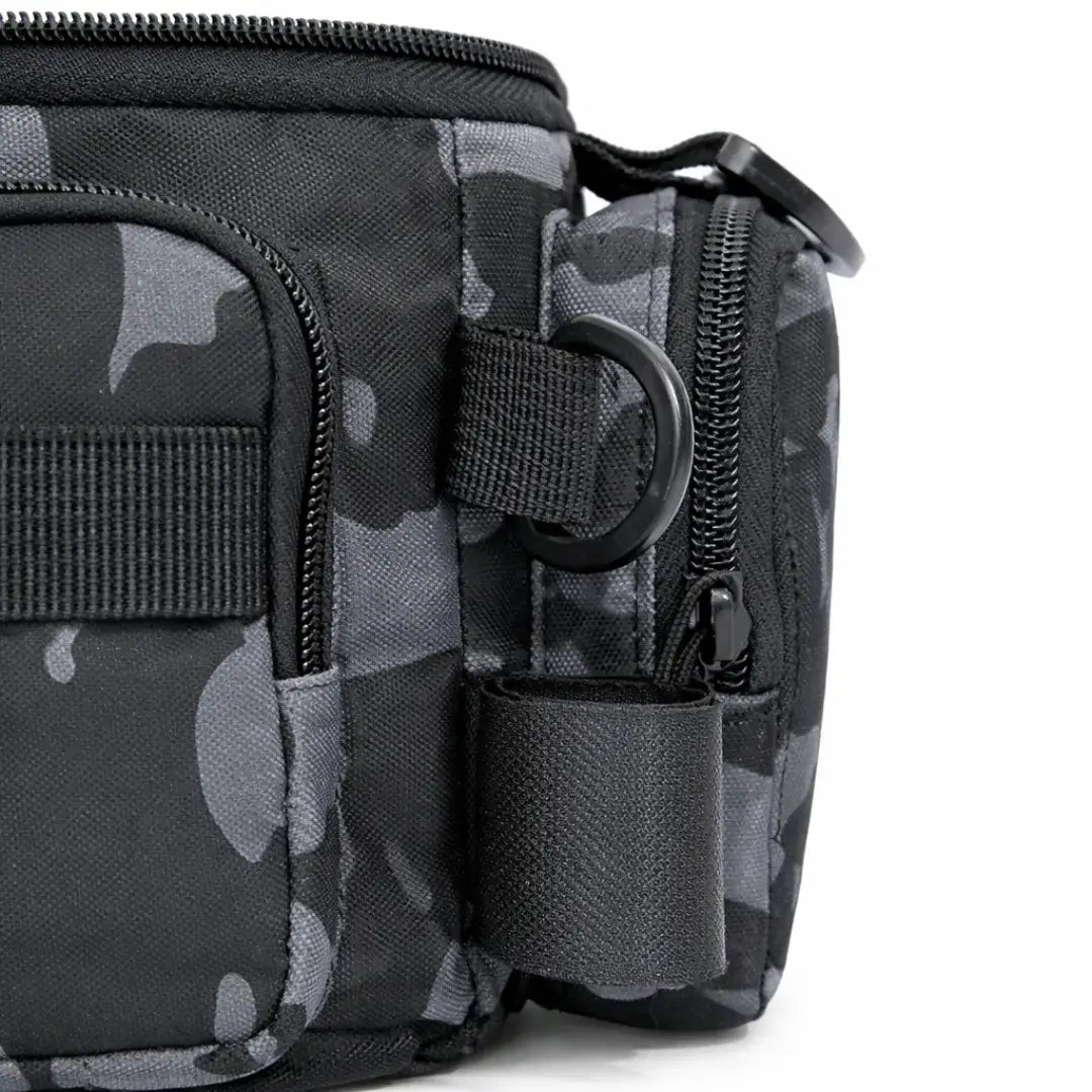 o bolso lateral com zíper da Bolsa de Pesca Zanter Compact em foco