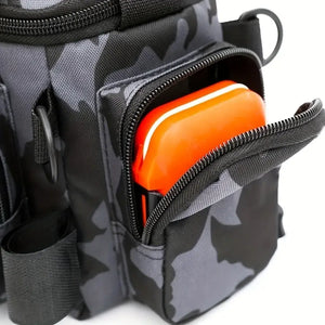 Uma caixa de isca dentro do bolso lateral da Bolsa de Pesca Zanter Compact