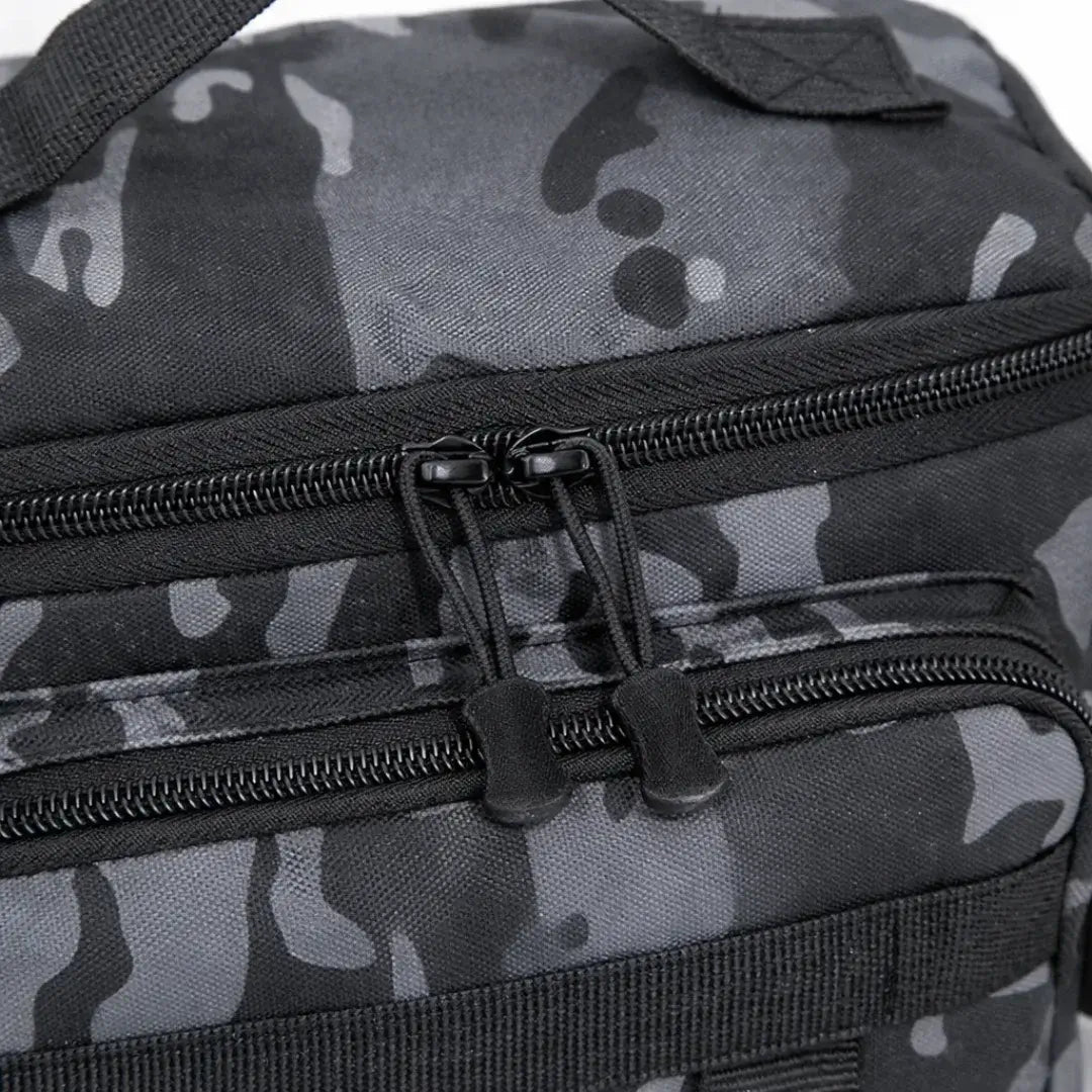 Os dois zíperes com cordinha para puxar no compartimento principal da Bolsa de Pesca Zanter Compact em destaque