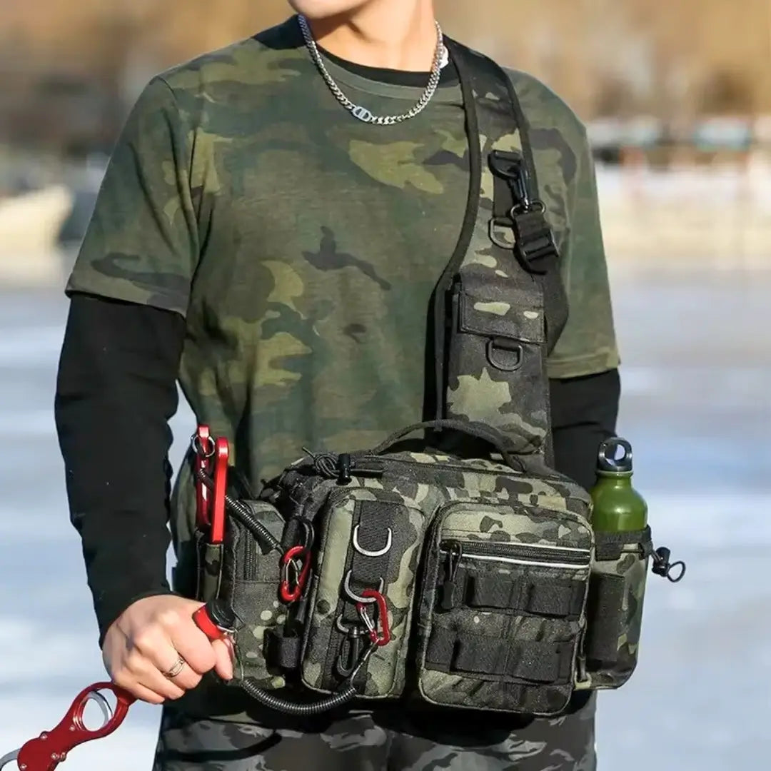 Um pescador usando a Bolsa de Pesca Zanter Forest virada para frente