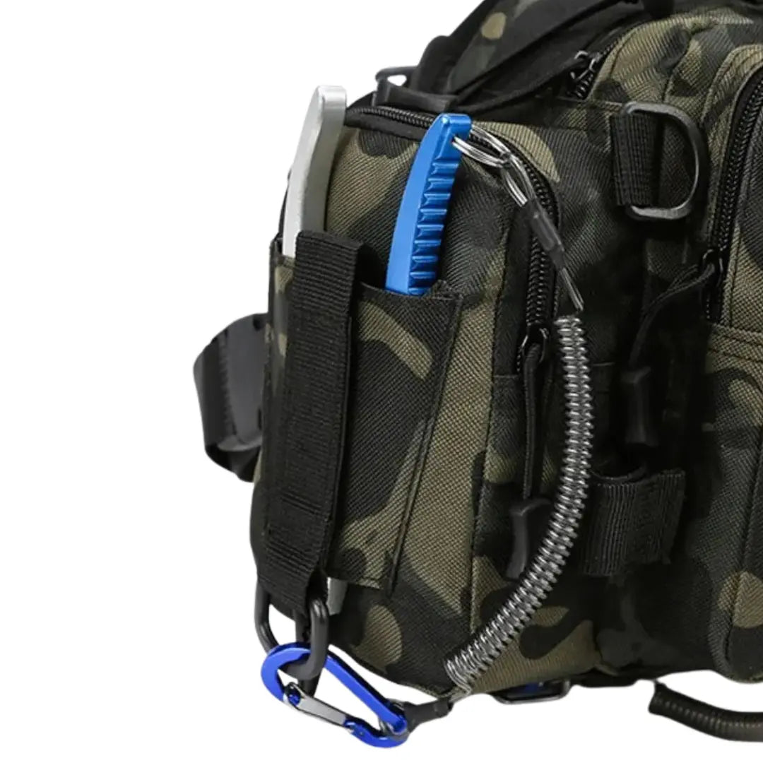 O bolso lateral em velcro com um alicate da Bolsa de Pesca Zanter Forest em destaque