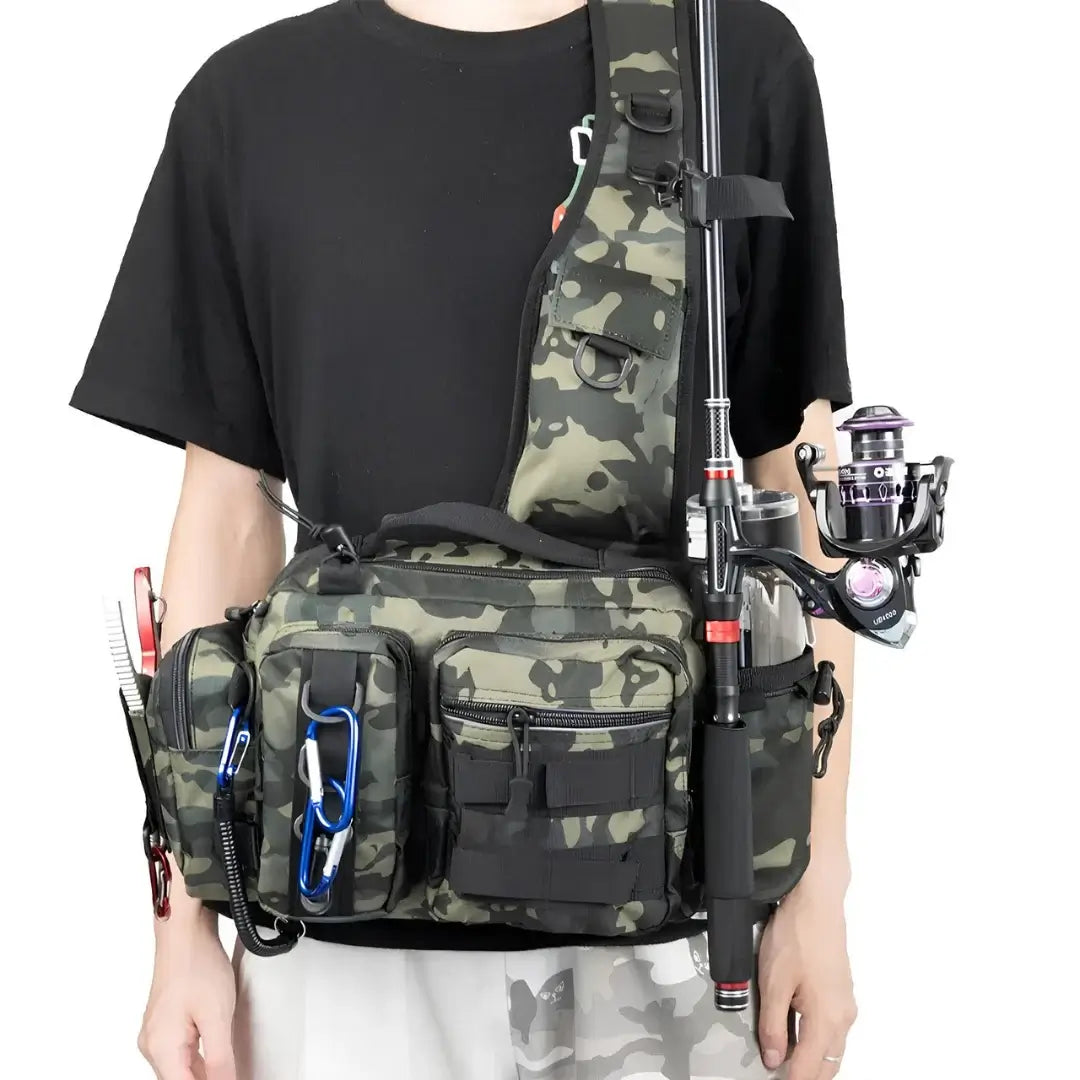 Uma pessoa com a Bolsa de Pesca Zanter Forest perdurada em seu ombro