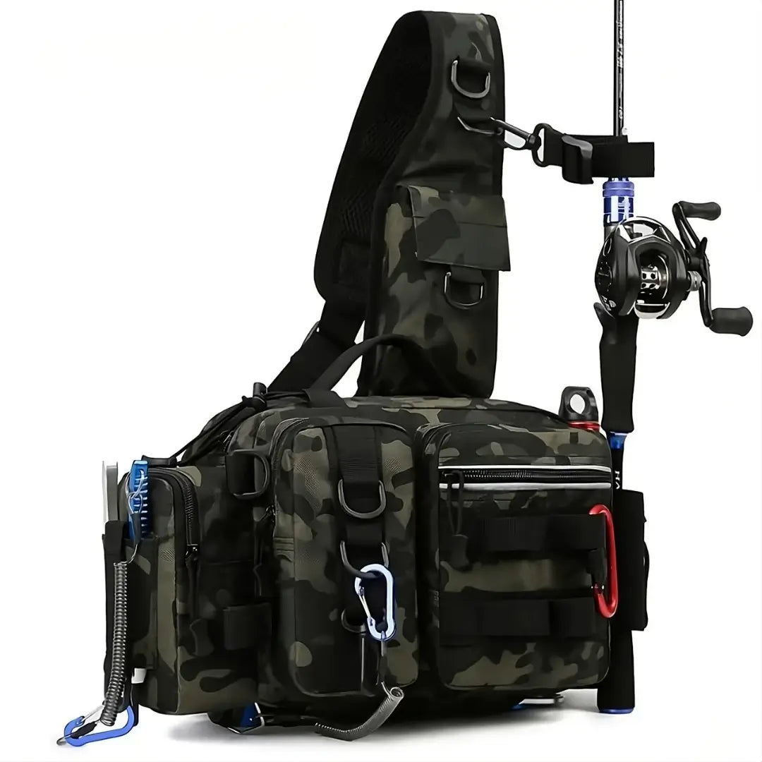 A Bolsa de Pesca Zanter Forest vista na diagonal, com ferramentas e uma vara de pescar com carretilha presa à ela