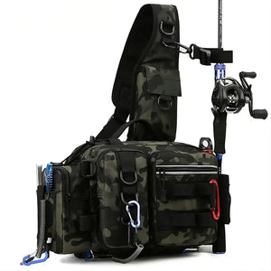 A Bolsa de Pesca Zanter Forest vista na diagonal, com ferramentas e uma vara de pescar com carretilha presa à ela