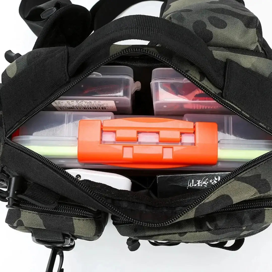A Bolsa de Pesca Zanter Forest vista de cima com o foco no compartimento principal, que está cheia de caixas de pesca