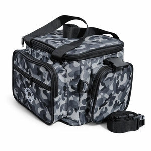 A Bolsa de Pesca Zanter Moor Camuflada vista na diagonal direita, mostrando seu bolso lateral