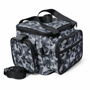 A Bolsa de Pesca Zanter Moor Camuflada mostrada na diagonal esquerda, com seu bolso lateral em zíper em destaque