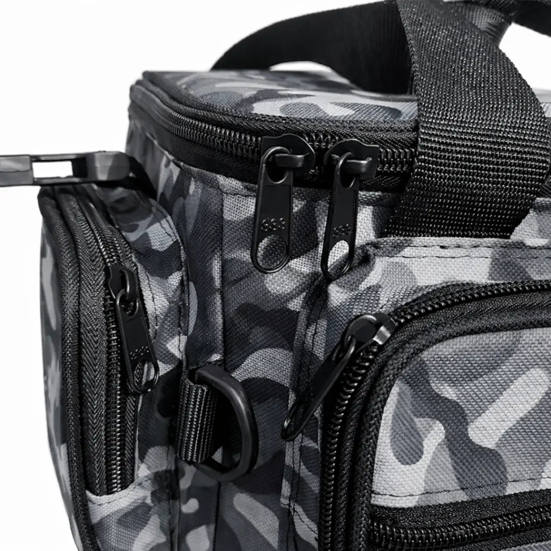 Bolso lateral e o zíper do compartimento principal da Bolsa de Pesca Zanter Moor Camuflada em foco