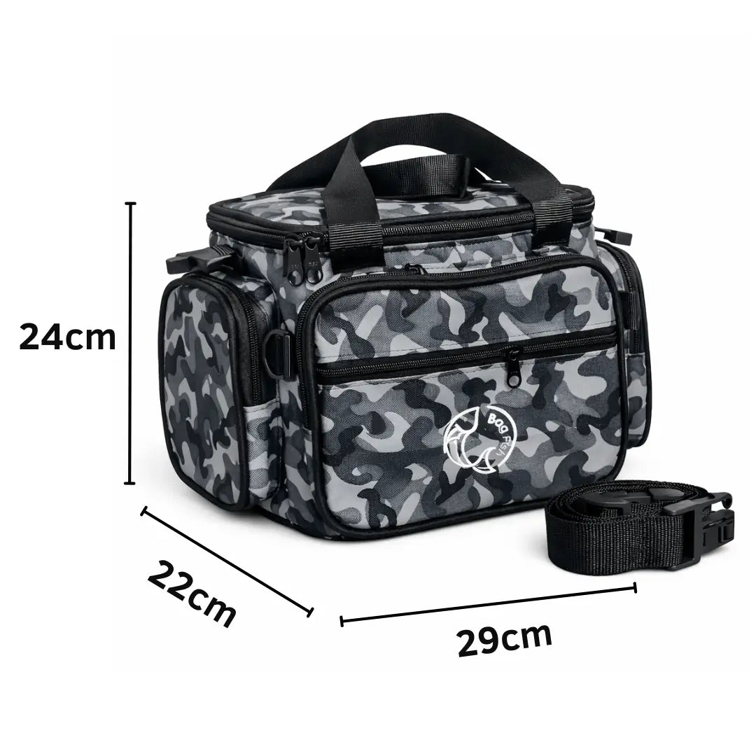 A Bolsa de Pesca Zanter Moor Camuflada no centro, e ao redor suas medidas em comprimento, altura e profundidade