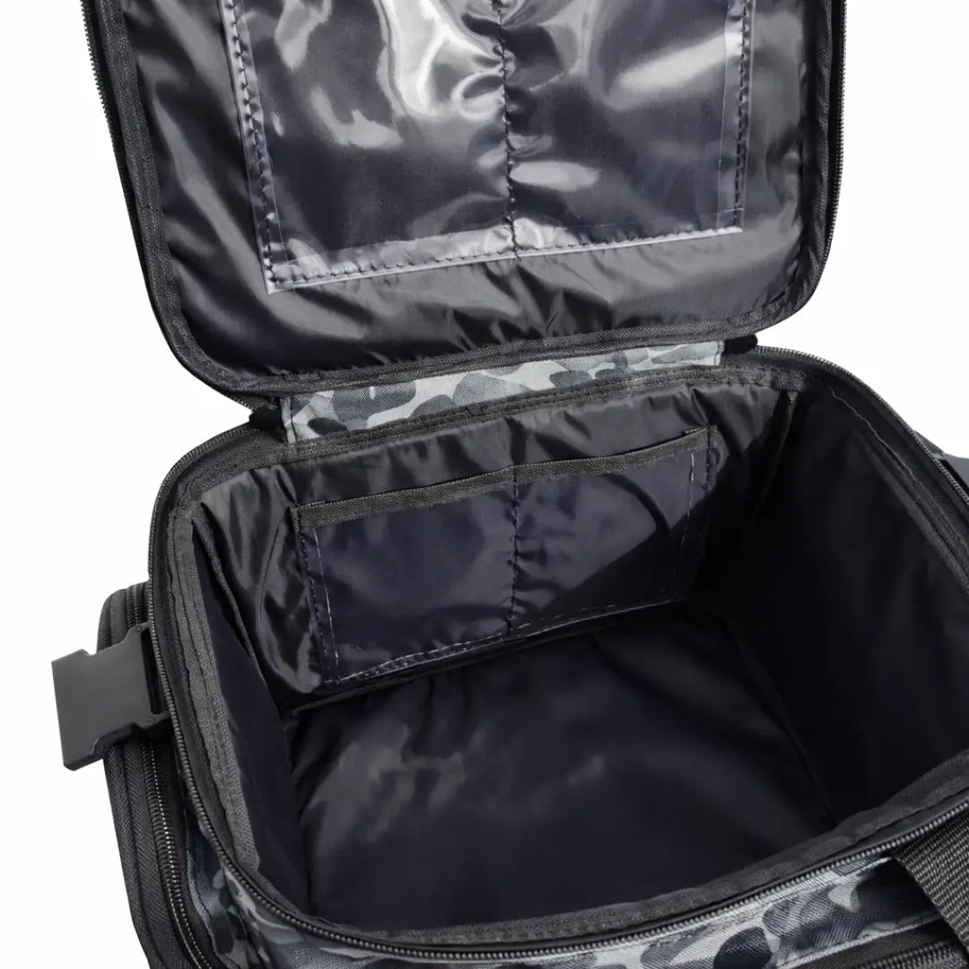 O compartimento principal da Bolsa de Pesca Zanter Moor Camuflada aberto e em destaque, mostrando sua capacidade de comportar ferramentas e objetos de pesca