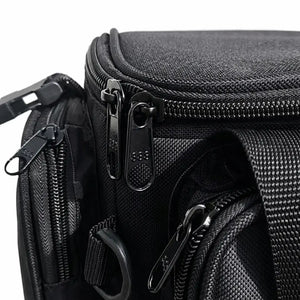Bolso lateral e o zíper do compartimento principal da Bolsa de Pesca Zanter Moor Preta em foco