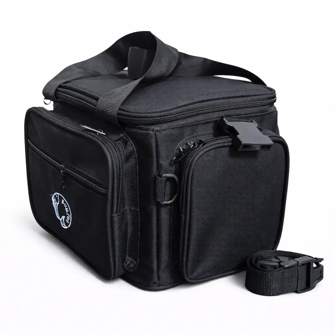 A Bolsa de Pesca Zanter Moor Preta vista na diagonal direita, mostrando seu bolso lateral