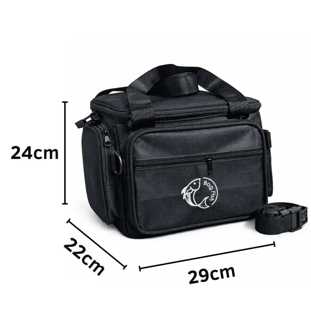 A Bolsa de Pesca Zanter Moor Preta no centro, e ao redor suas medidas em comprimento, altura e profundidade