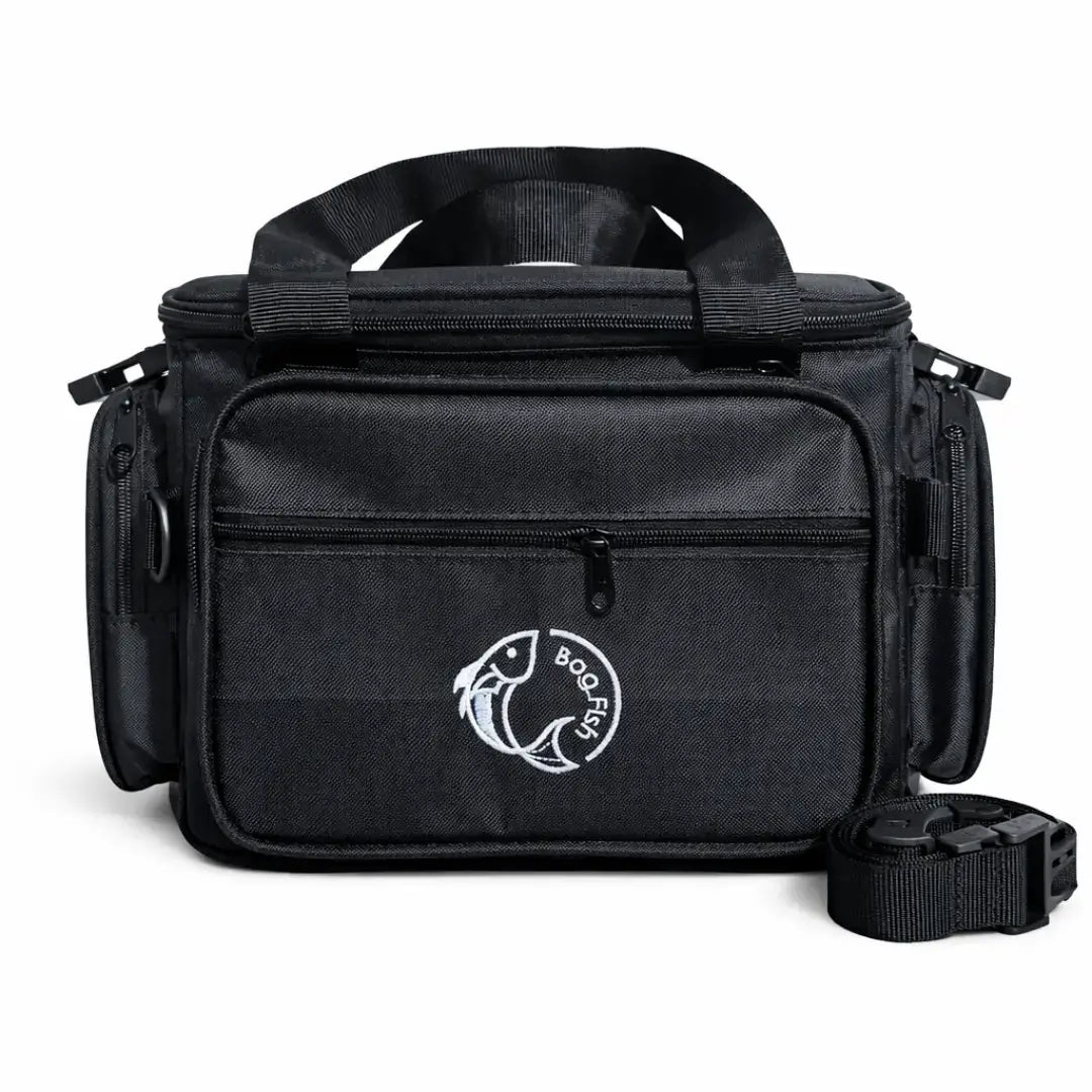 A Bolsa de Pesca Zanter Moor Preta vista de frente, com seu cinto removível ao lado