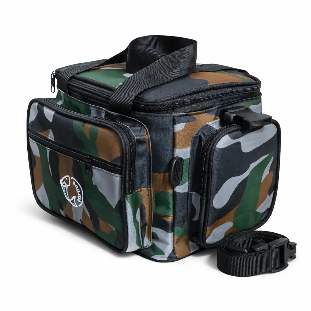 A Bolsa de Pesca Zanter Moor Camuflada Verde vista na diagonal direita, mostrando seu bolso lateral