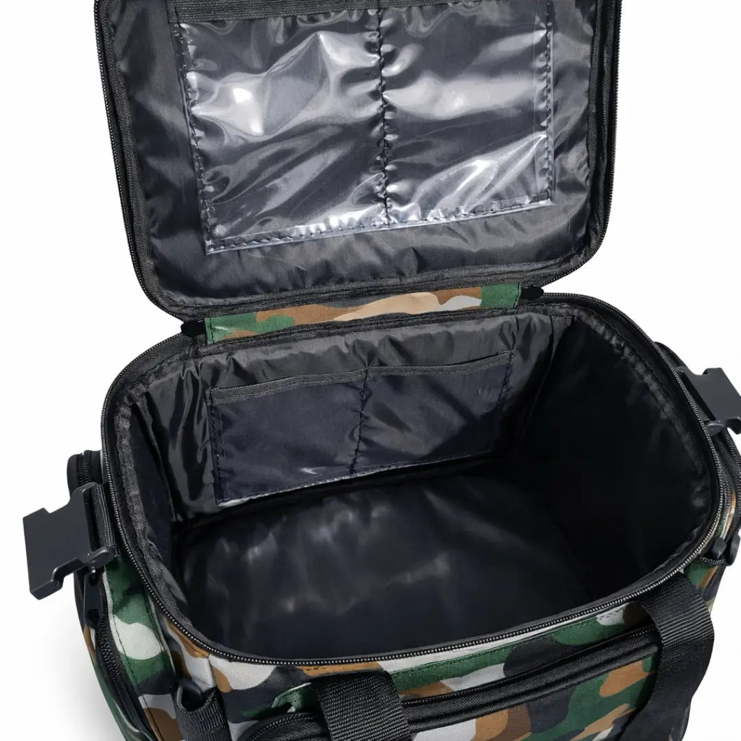 O compartimento principal da Bolsa de Pesca Zanter Moor Camuflada Verde aberto e em destaque, mostrando sua capacidade de comportar ferramentas e objetos de pesca