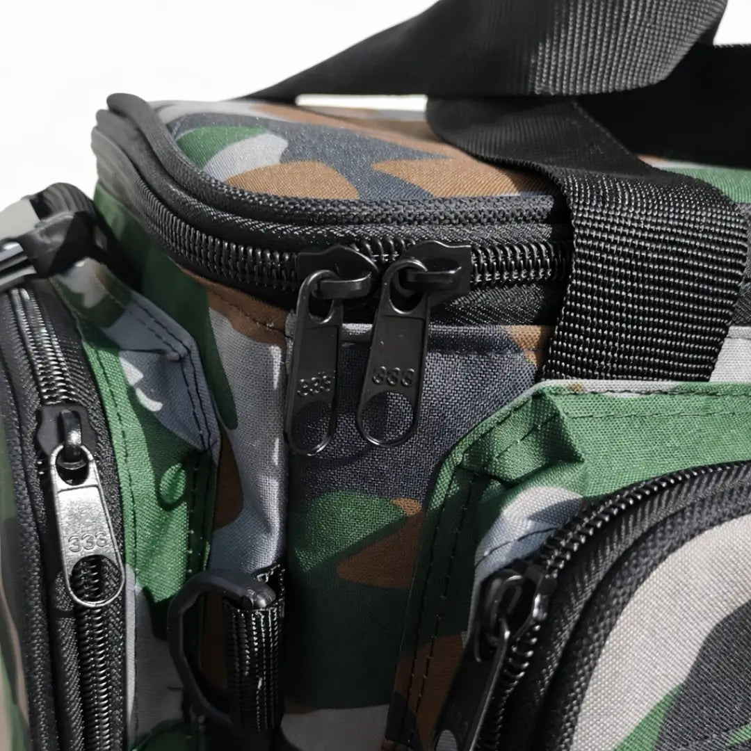 Bolso lateral e o zíper do compartimento principal da Bolsa de Pesca Zanter Moor Camuflada Verde em foco