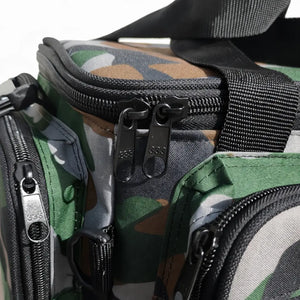 Bolso lateral e o zíper do compartimento principal da Bolsa de Pesca Zanter Moor Camuflada Verde em foco