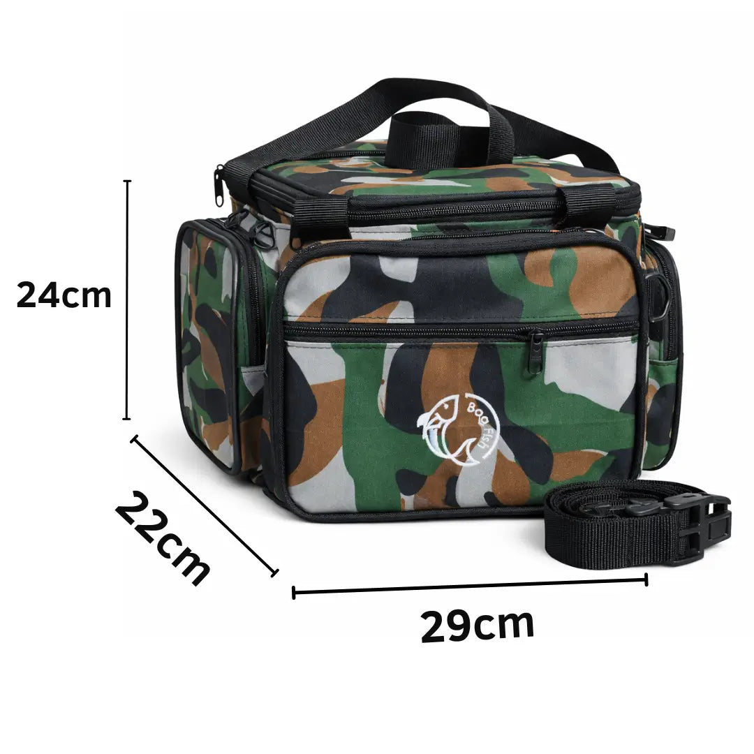 A Bolsa de Pesca Zanter Moor Camuflada Verde no centro, e ao redor suas medidas em comprimento, altura e profundidade