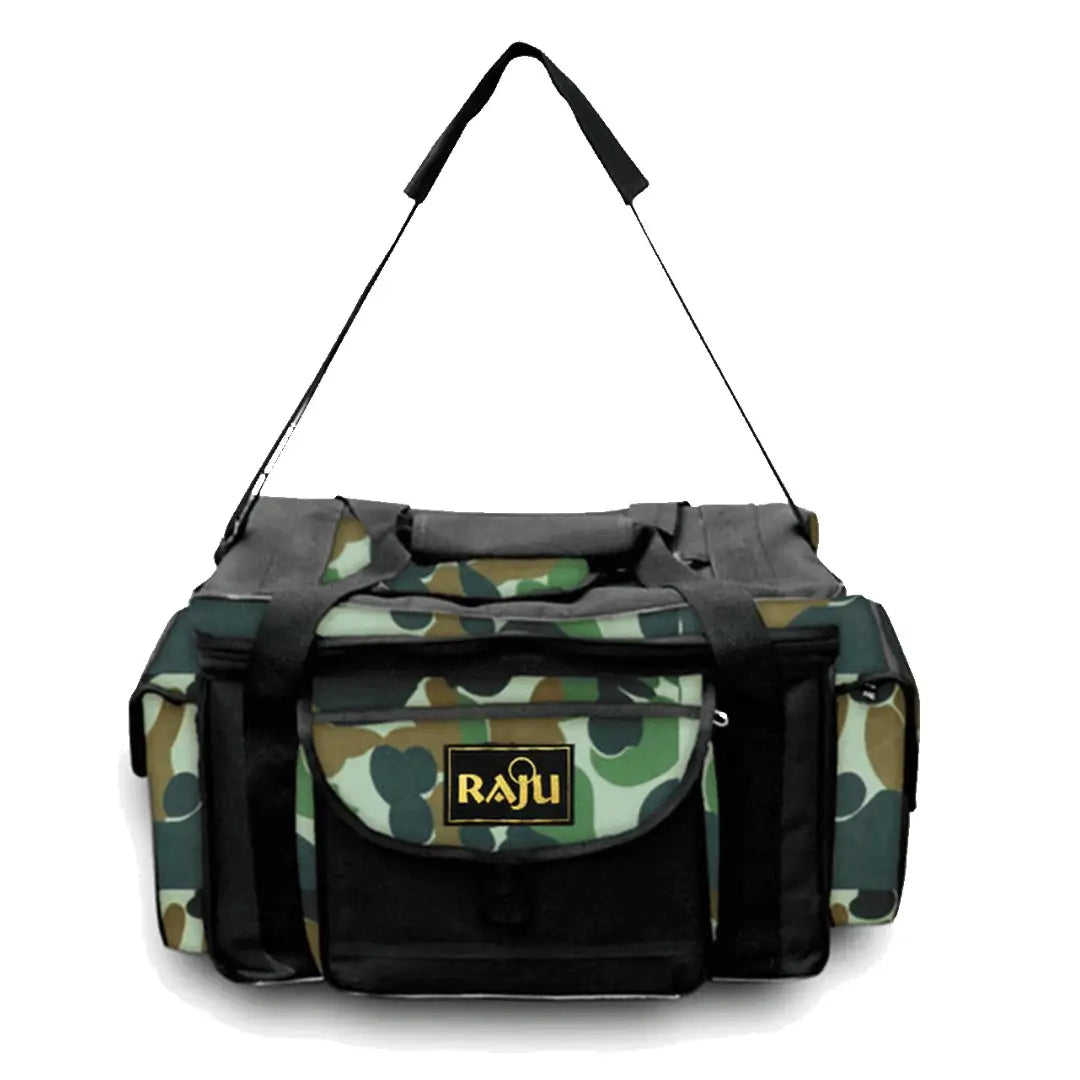 A Bolsa de Pesca Zanter Raju Camuflada vista de frente, com destaque para sua alça de ombro