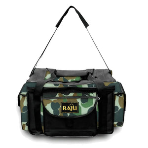 A Bolsa de Pesca Zanter Raju Camuflada vista de frente, com destaque para sua alça de ombro