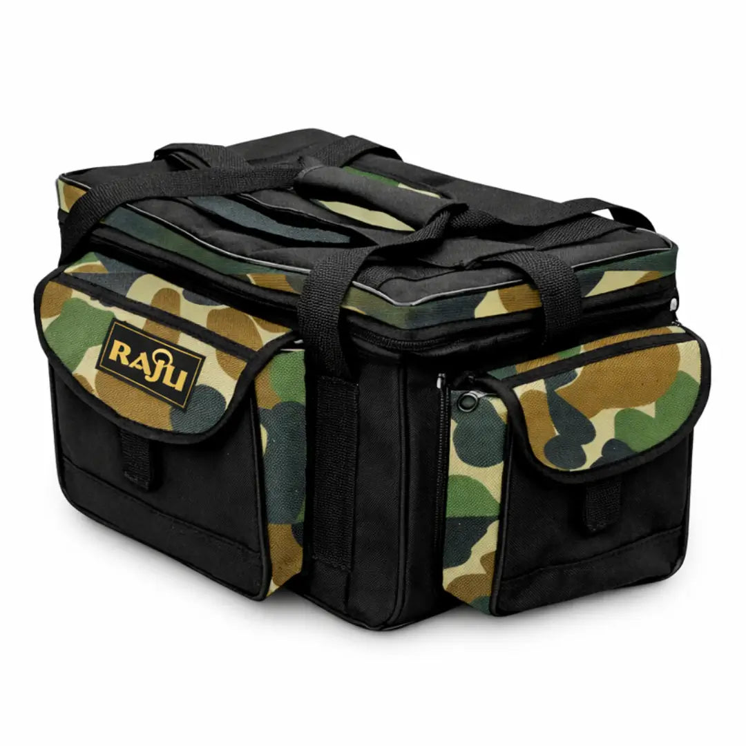 A Bolsa de Pesca Zanter Raju Camuflada mostrada na diagonal, com seu bolso frontal e seu bolso lateral em foco